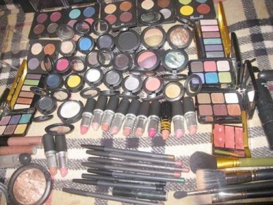Prins la furat produse cosmetice dintr-un supermarket